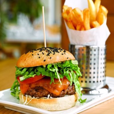 Easy Eating In Singapore - A Selection Of Singapores Best Eating - The Wise Traveller - Singapore - Food Diaries - Burger and fries