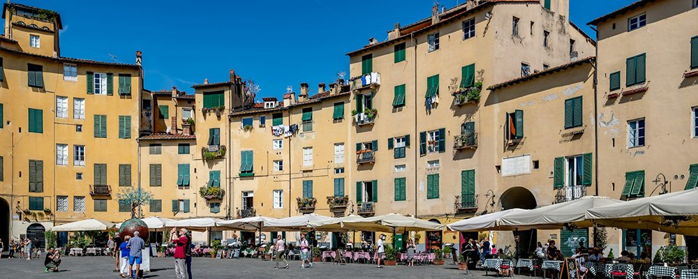 La Dolce Vita in Lucca - Italy - The Wise Traveller - Piazza dell'Anfiteatro